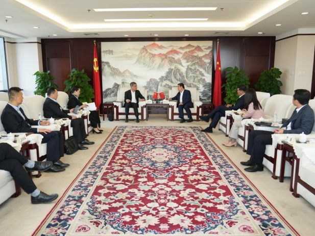 白忠泉董事長與全國政協(xié)副主席、共享基金會(huì)主席梁振英會(huì)談